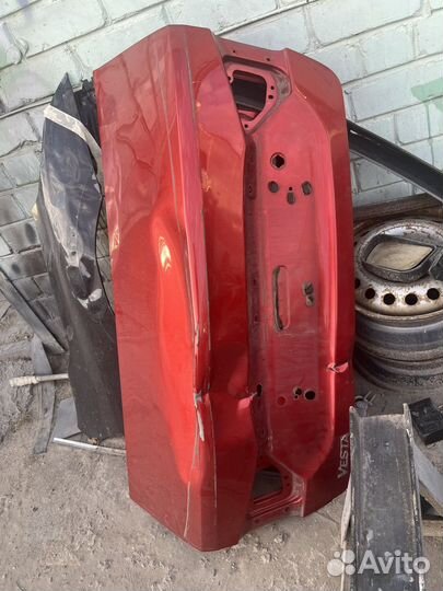 Крышка багвжника vesta