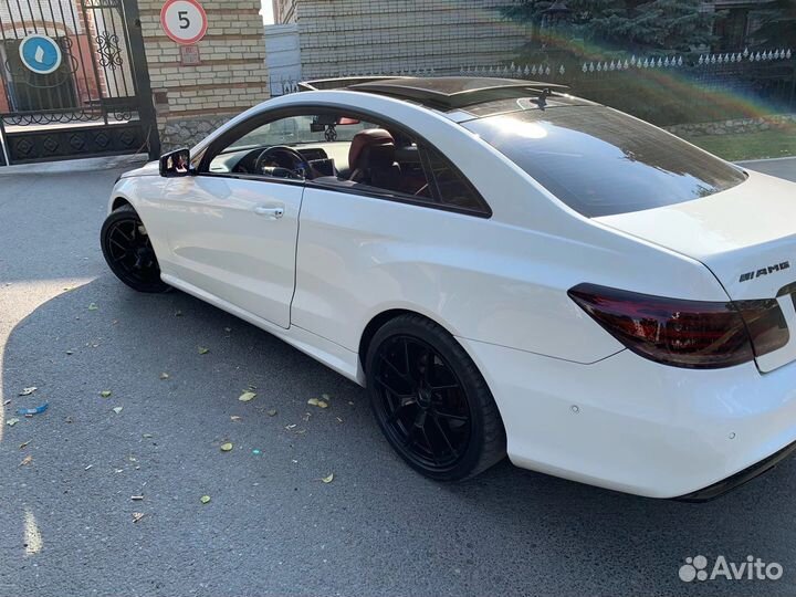 Глянцевая черная крыша полиуретан