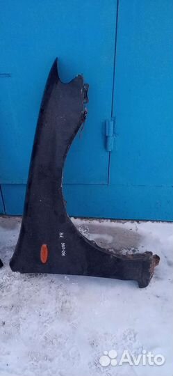 Mazda 323BA 1995 Крыло перед правое/левое