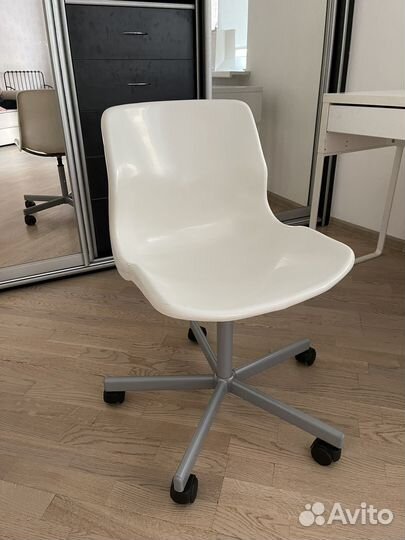 Стул офисный на колесах