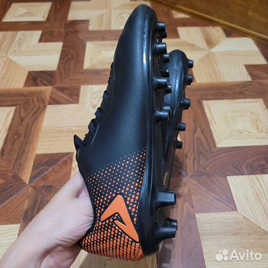 Продаются новые футбольные бутсы