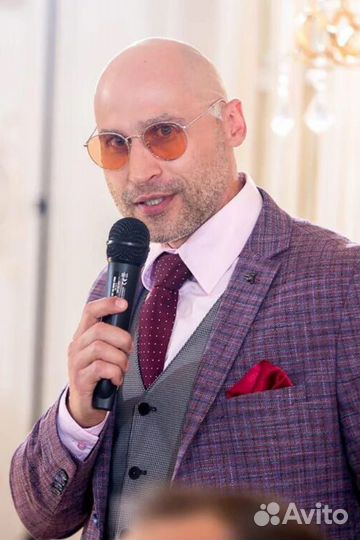 Ведущий на праздник, похожий на Дмитрия Нагиева