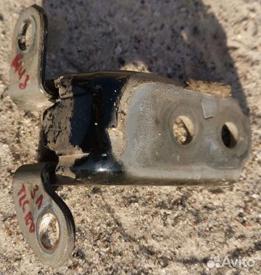 Петля задней левой двери нижняя Lend Cruiser 100