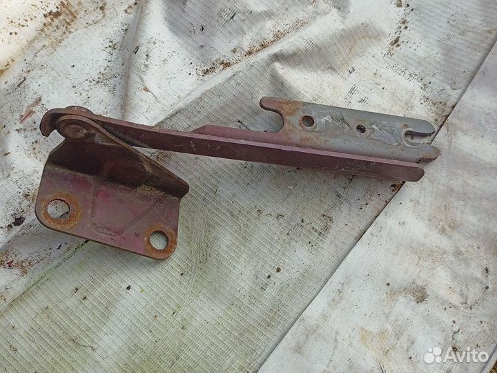 Петля капота Mazda 626 GE 1997