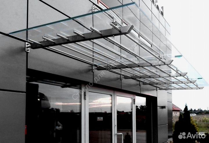 Стеклянный козырек над входом