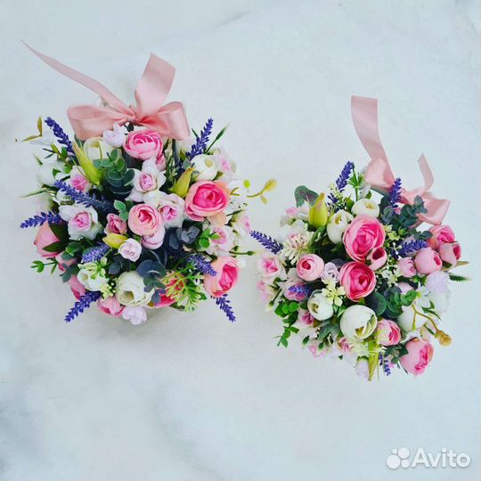 Букет из искусственных цветов в тележке