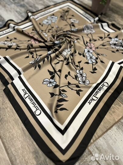 Шикарный шелковый платок шаль Dior темно-бежевый