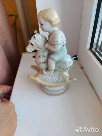 Фарфоровые статуэтка СССР мальчик на лошадке зхк
