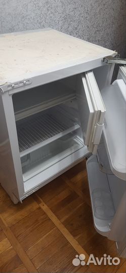 Мини встроенный холодильник Hotpoint Ariston