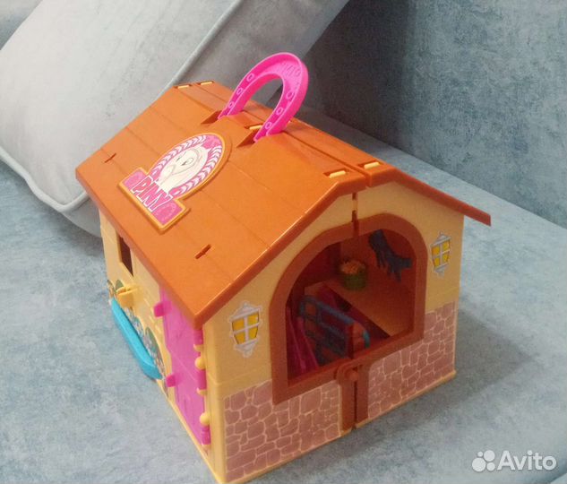 Игрушечная конюшня-домик