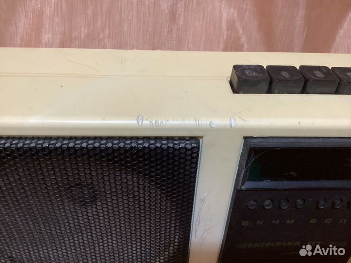 Приемник. Часы. Трехпрограмный