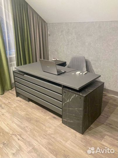 Стол в кабинет руководителя