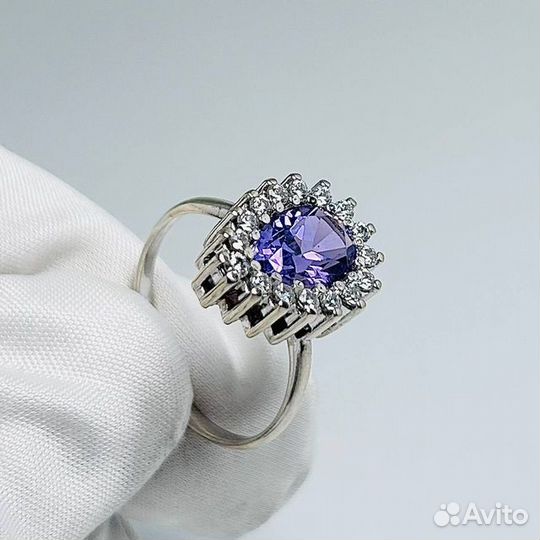 Золотое кольцо с камнем 18р