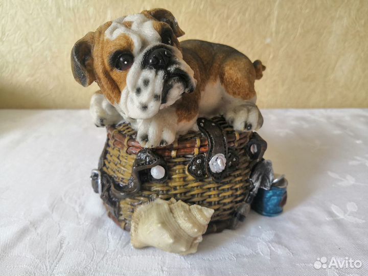 Копилка собака на сундуке