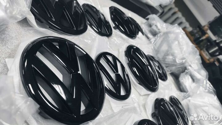 Эмблема Volkswagen чёрные решётка