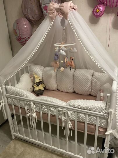 Детская кроватка с маятником