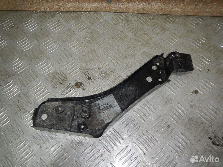 Кронштейн крыла Peugeot 308