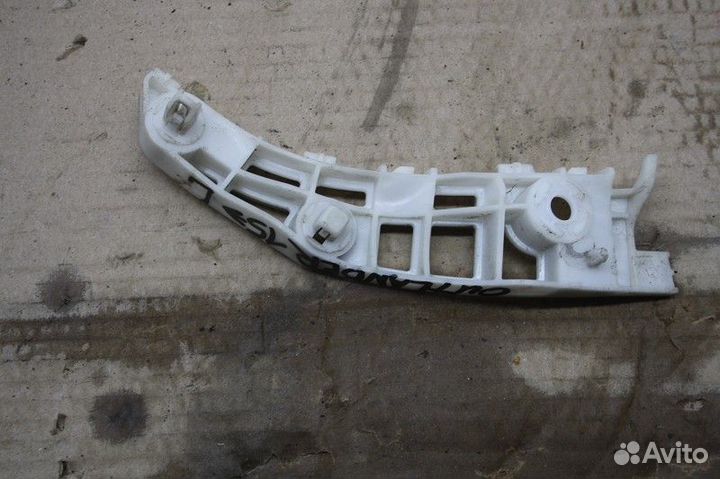 Направляющая переднего бампера левая mitsubishi ou