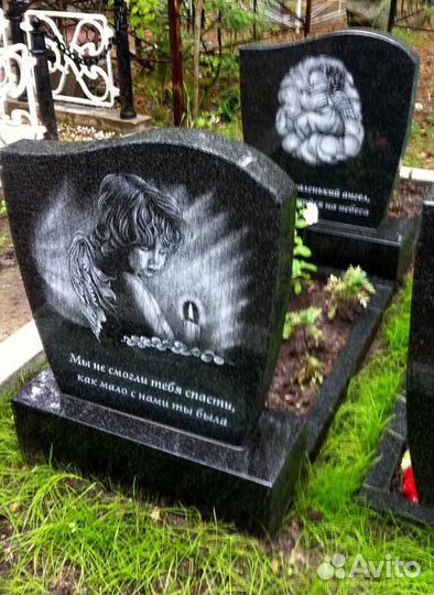 Стеллы из черного гранита на заказ