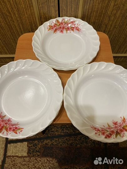 Пластиковые тарелки