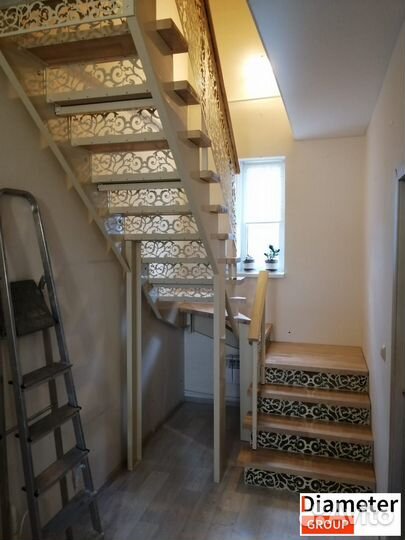 Центральная лестница в дачный дом