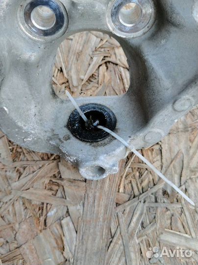 Кулак поворотный передний правый Infiniti Q50 V37