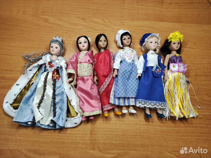 Кукла фарфоровая