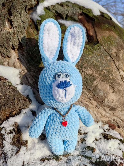 Плюшевый заяц вязаный