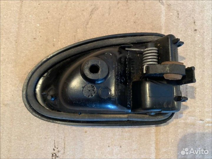 Ручка двери внутренняя левая Renault Logan