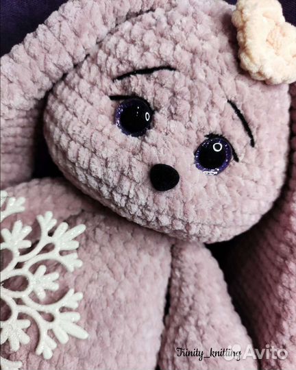 Плюшевый зайчик вязаный