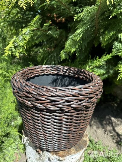 Кашпо из искусственного ротанга