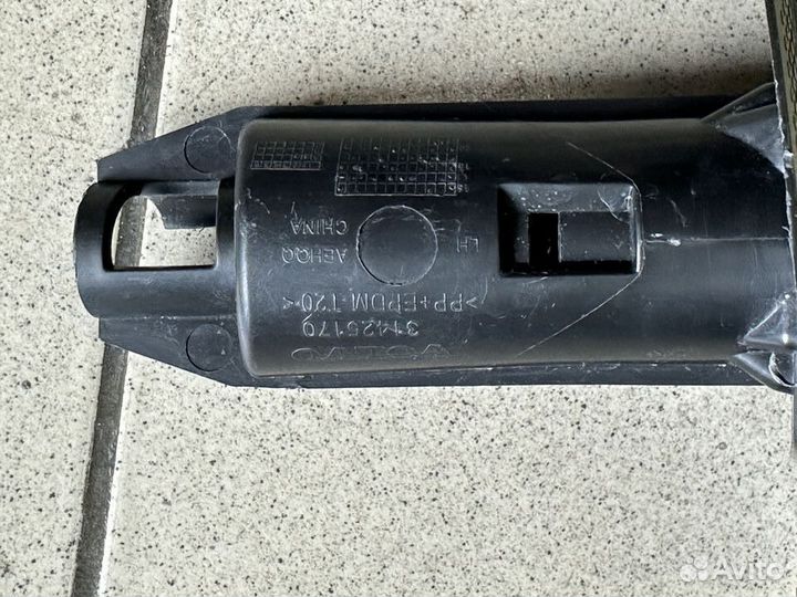 Кронштейн форсунки омывателя левый Volvo CX60