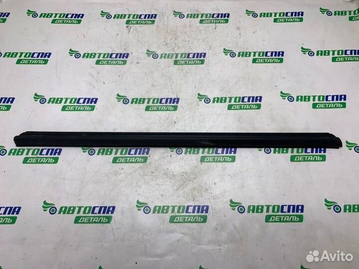 Уплотнитель стекла двери передний правый Mercedes