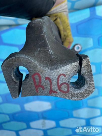 Кулак поворотный передний правый 8K0407254AB