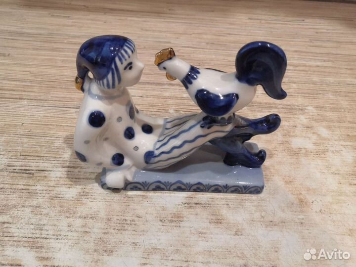 Статуэтка “Скоморох и петух”.ссср гжель