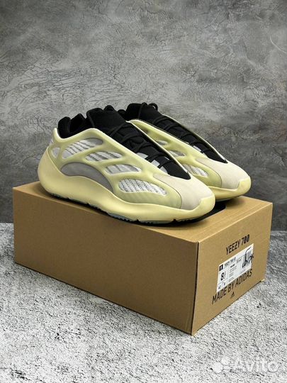 Кроссовки Adidas yeezy boost 700 v3