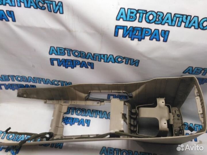 Подлокотник Kia Sorento 846403E000ND Отличное сост