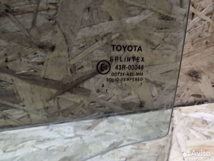 Стекло задней левой двери Toyota Avensis T250