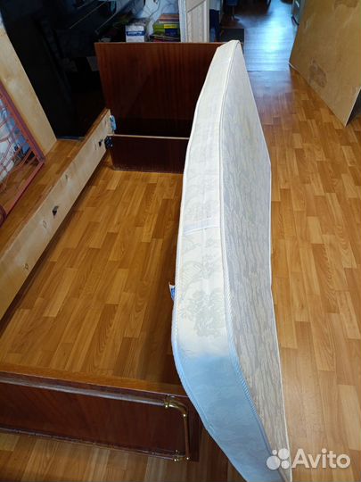 Кровать односпальная с матрасом