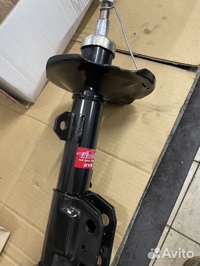 Стойки амортизатора Kayaba передние Toyota Avensis