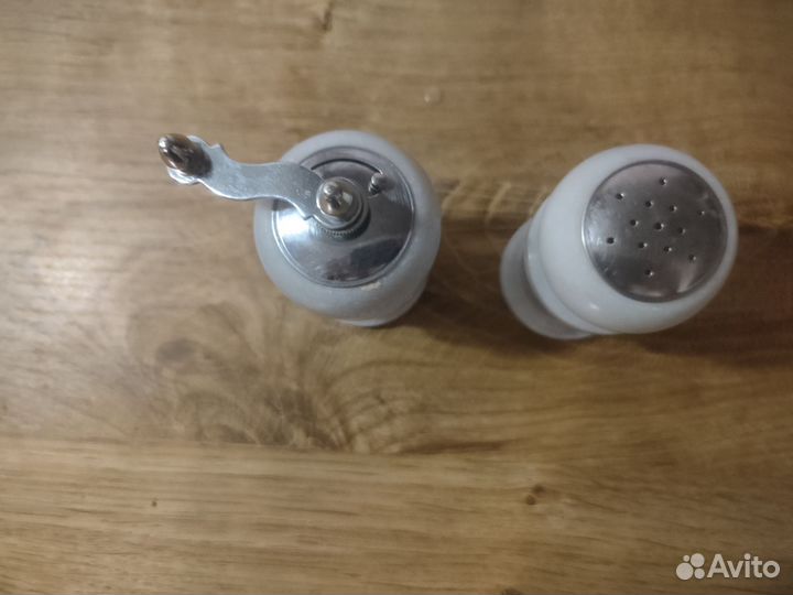 Солонка к и перечница с мельницей белый мрамор