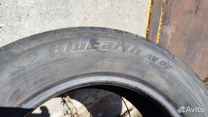 Yokohama BluEarth RV-02 215/60 R16 95H