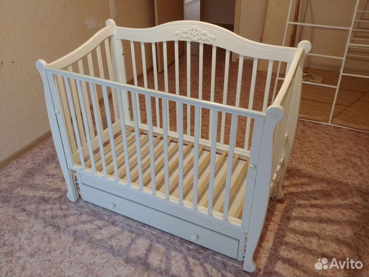 Детская кроватка с маятником