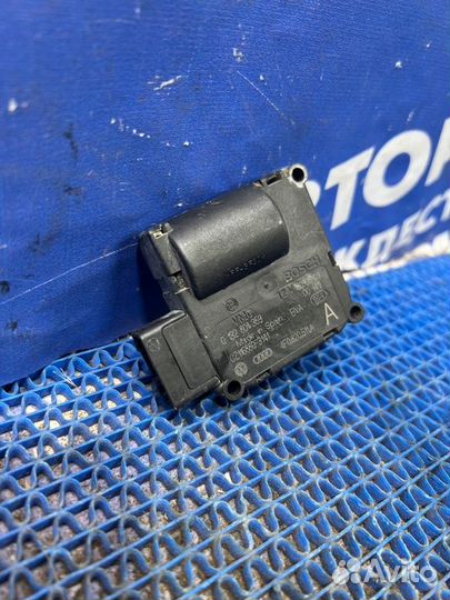 Моторчик заслонок отопителя Audi A6C6 седан 2005