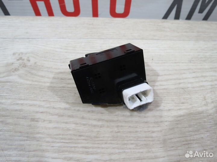 Кнопка стеклоподъемника задняя Hyundai Solaris 2