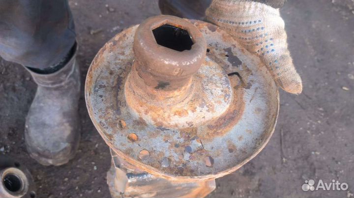 Передний правый кулак Audi 100c4 a6c4 443407258C