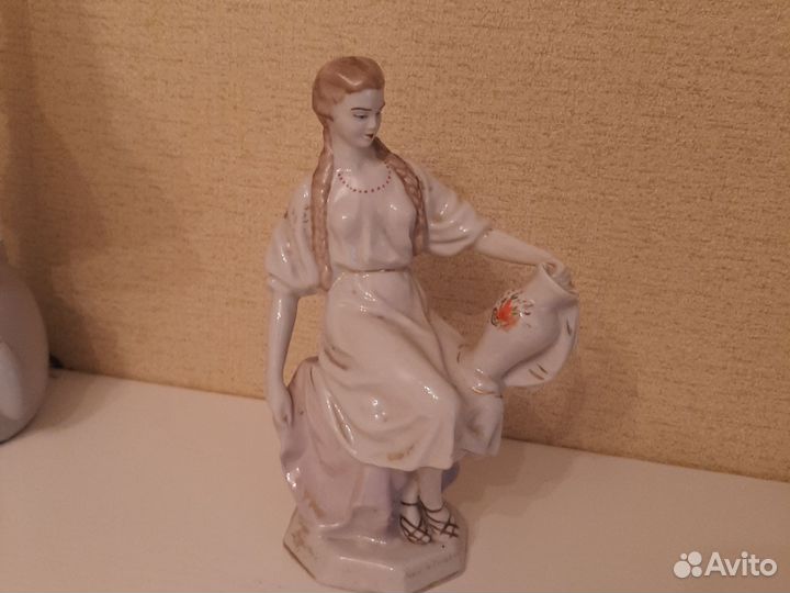 Статуэтка девушка с кувшином