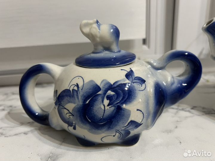 Заварочный чайник и сахарница