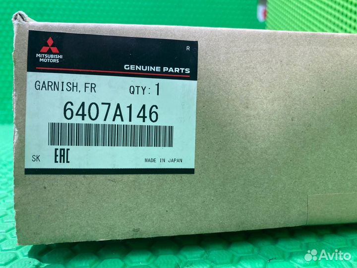 Накладка переднего бампера правая Mitsubishi