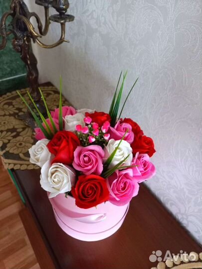 Розы из мыла в шляпной коробке